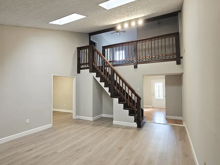 201 Martingale Dr — Photo 2