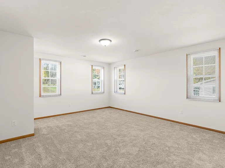 324 Woodcrest Ln — Photo 15