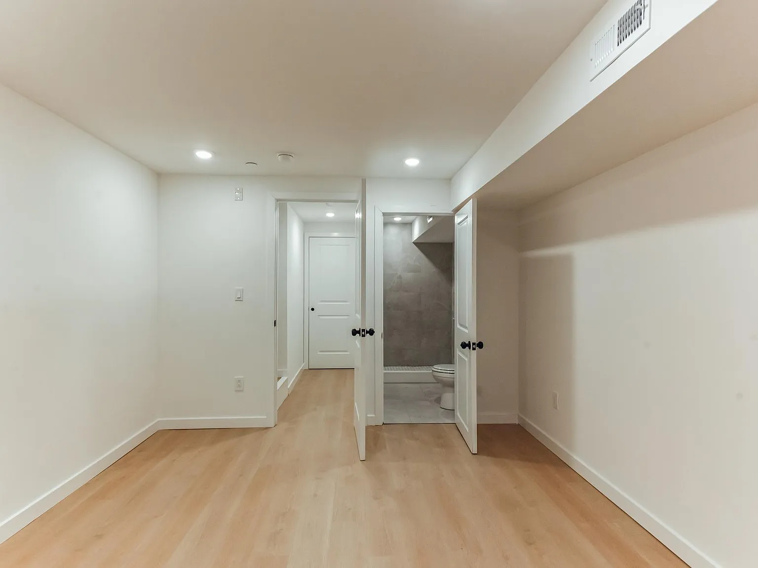 3 bed, 1100 sqft, $2,100 — Photo 3
