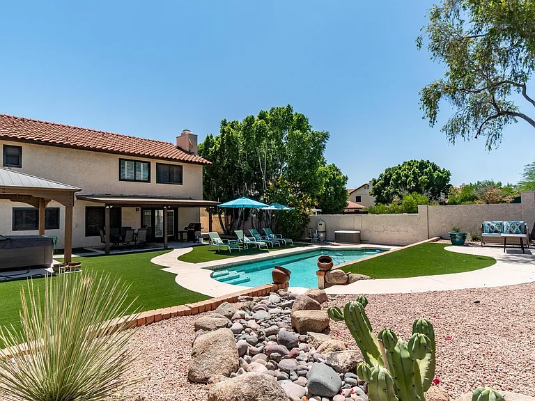1460 N La Rosa Dr — Photo 2