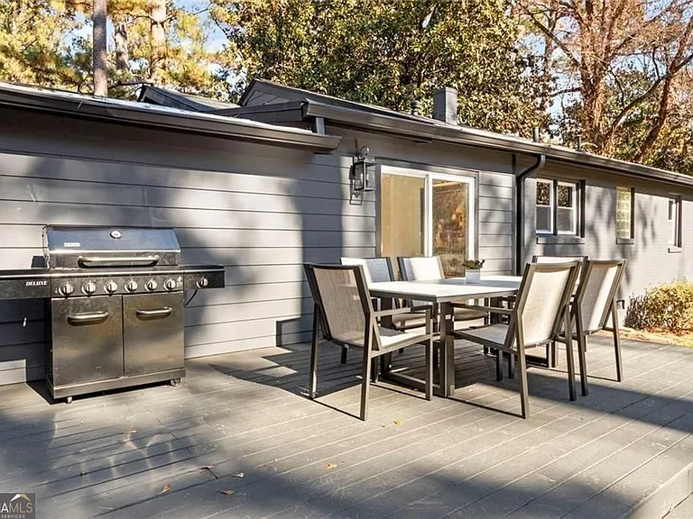 1333 Victor Rd NE — Photo 3