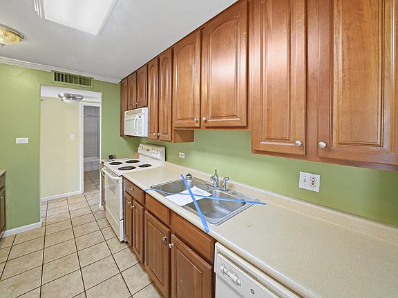 5th image of 910 Beau Dr Unit 203