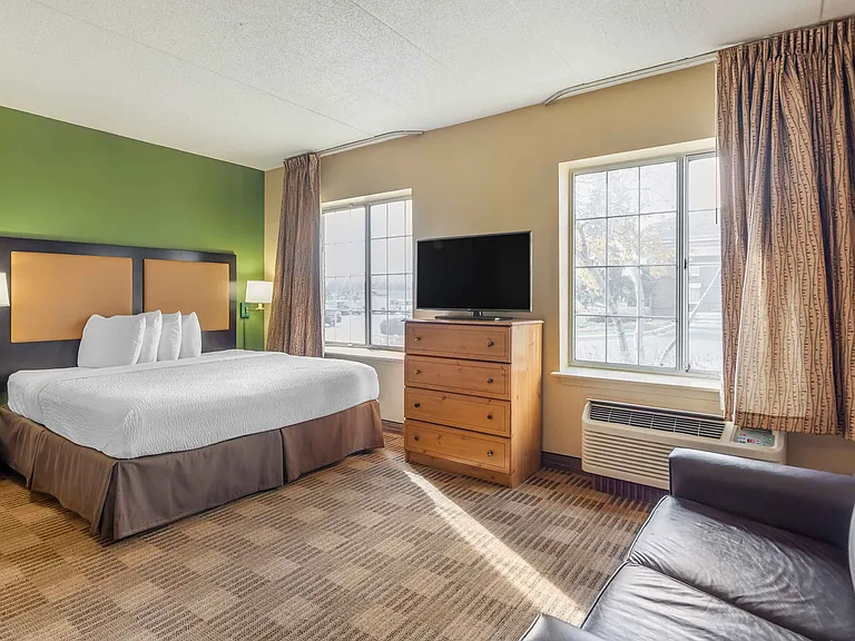 Deluxe Studio - 1 King Bed