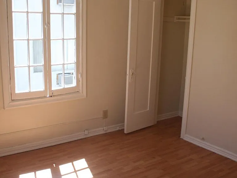 1172 N Ardmore Ave — Photo 8
