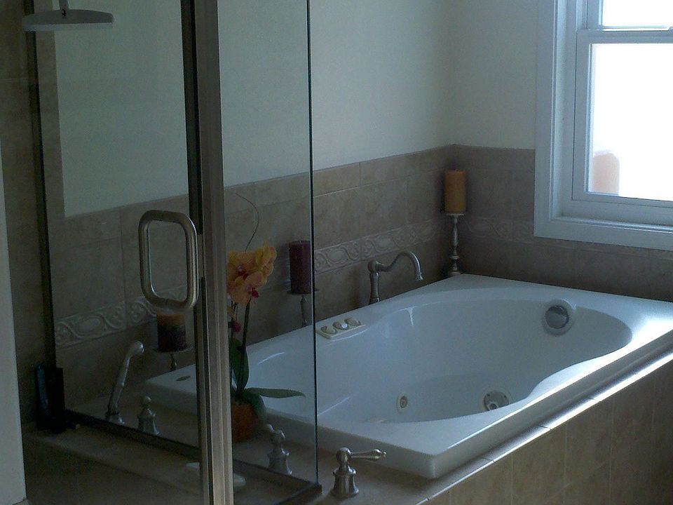 Jetted Jacuzzi Tub/ Shower