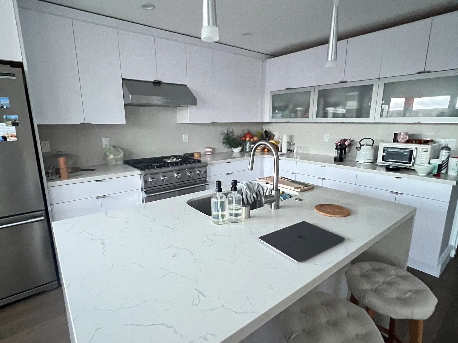 2 bed, 900 sqft, $6,800 — Photo 2