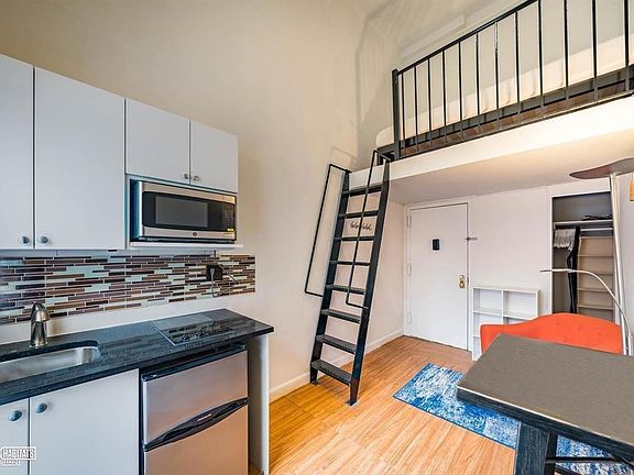 4th image of 310 W 20th St APT D4