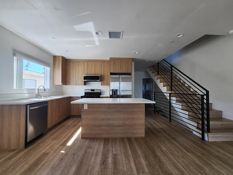 1147 N Kenmore Ave — Photo 9