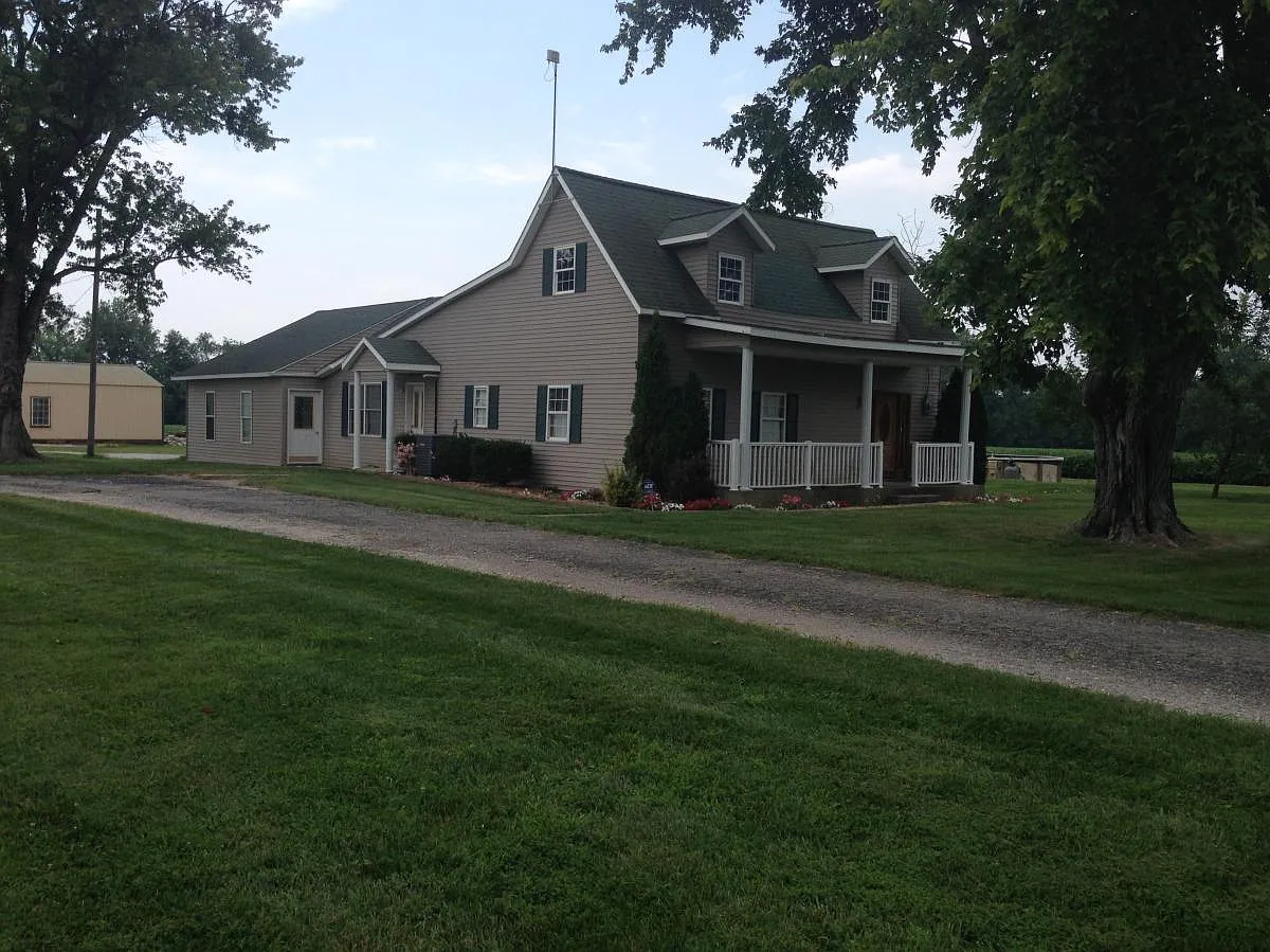3 bed, 2300 sqft, $1,575 — Photo 2