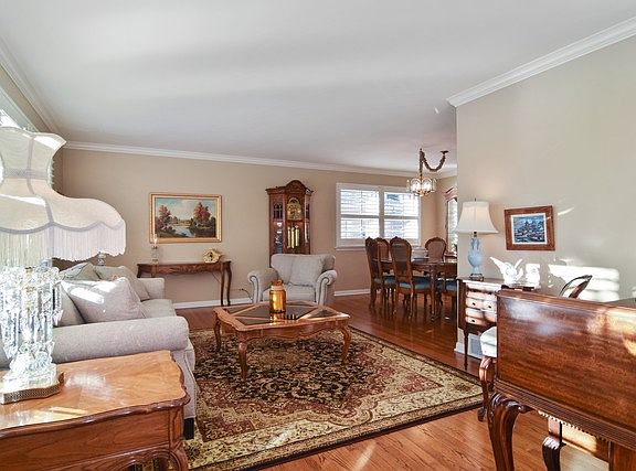 3rd image of 1024 N Drury Ln