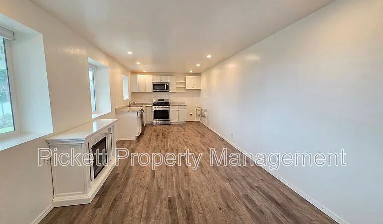 307 E 30th St — Photo 5