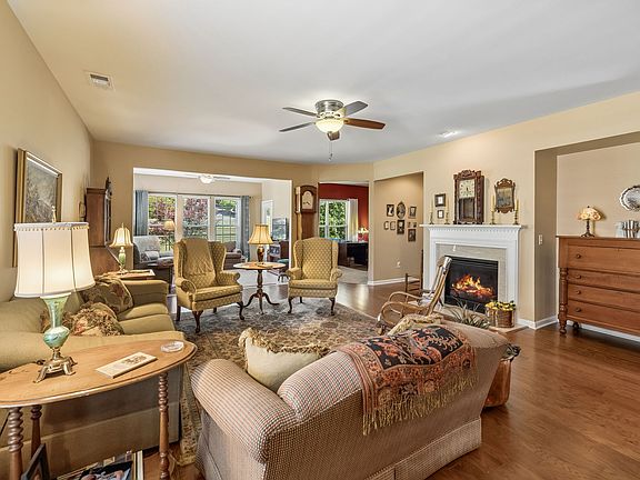 3rd image of 318 Palisade Dr