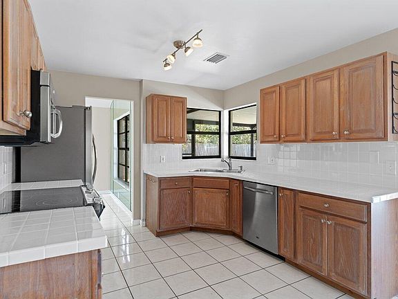 5th image of 257 Cinnamon Lake Cir