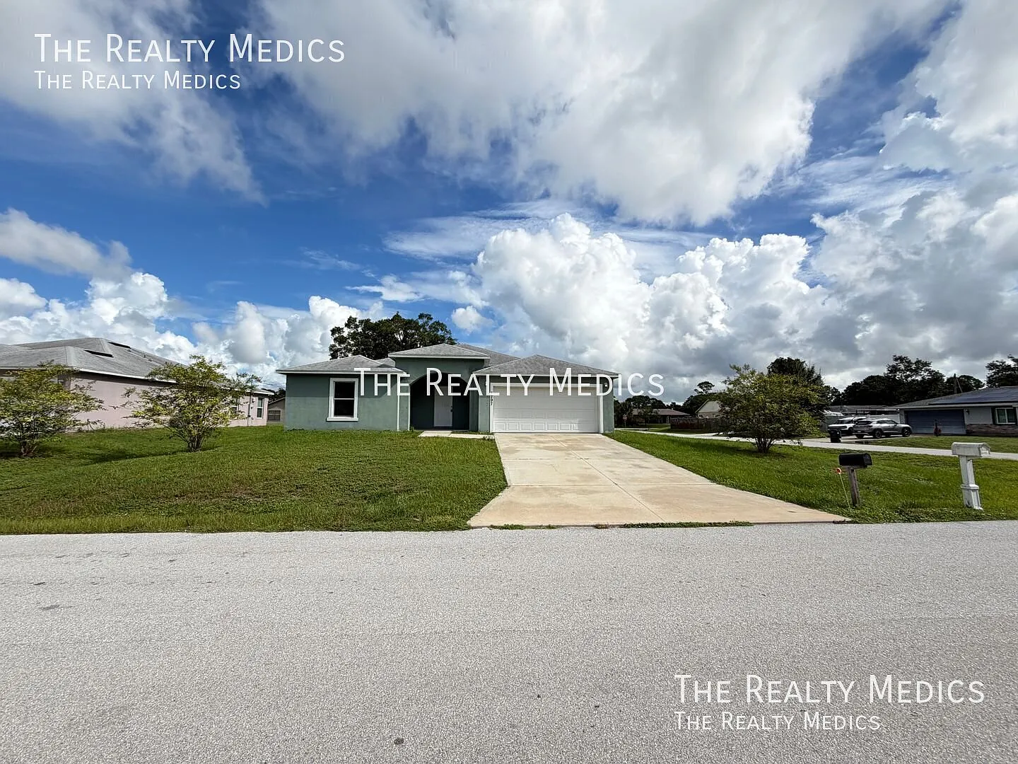 Modern 4 Bedroom Palm Bay Home No Carpet! — Photo 3