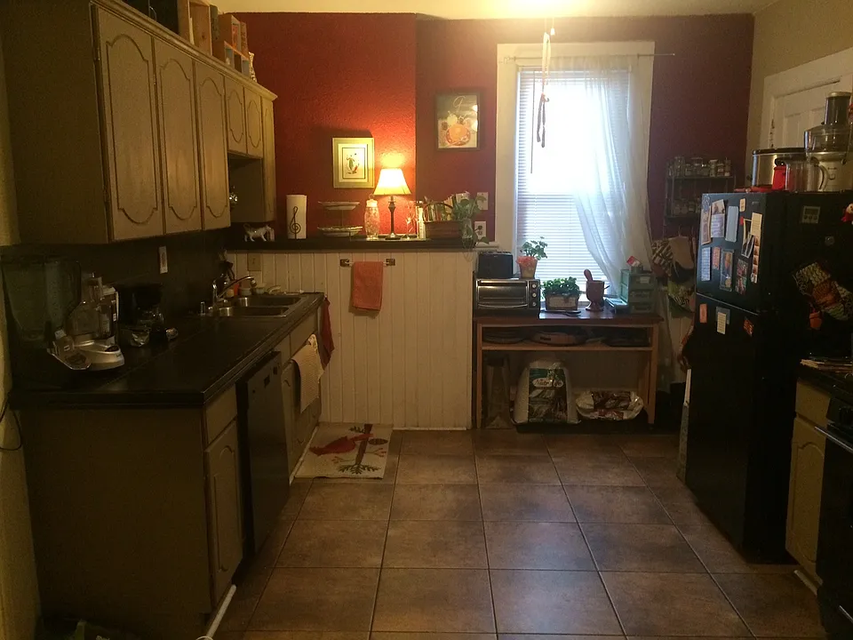 Spacious kitchen/dishwasher/garbage disposal
