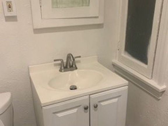 5th image of 946 S Burlington Ave #105
