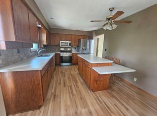 2100 Birchwood Dr NE, Cedar Rapids, IA 52402