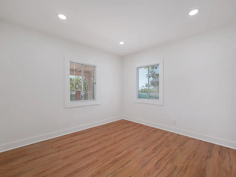 121 S Lotus Ave — Photo 16