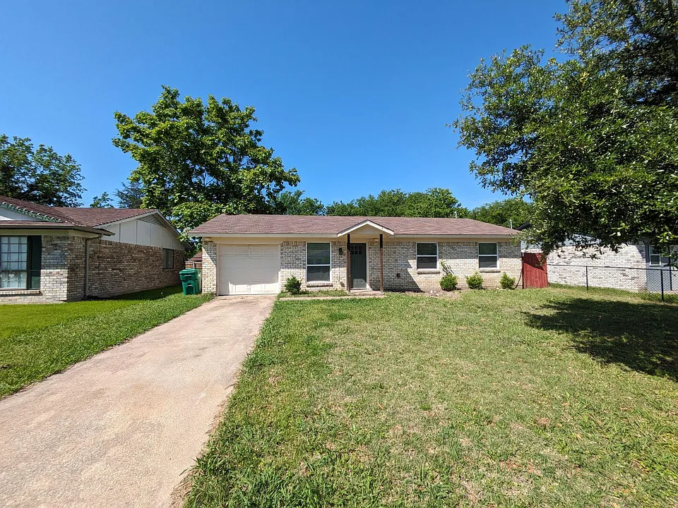 401 Red Bud Ln