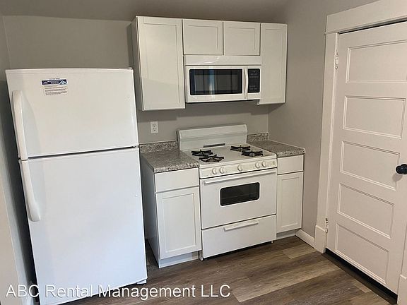 4th image of 630 1/2 Chicago Ave