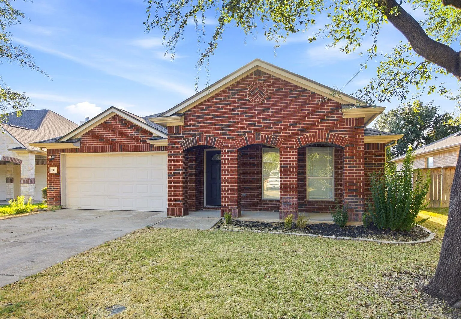 4 bed, 2.0 bath, 2336 sqft, $2,400 — Photo 2