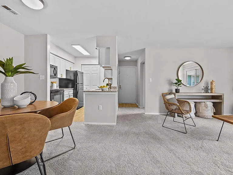 Runaway Bay Apartments — Photo 5