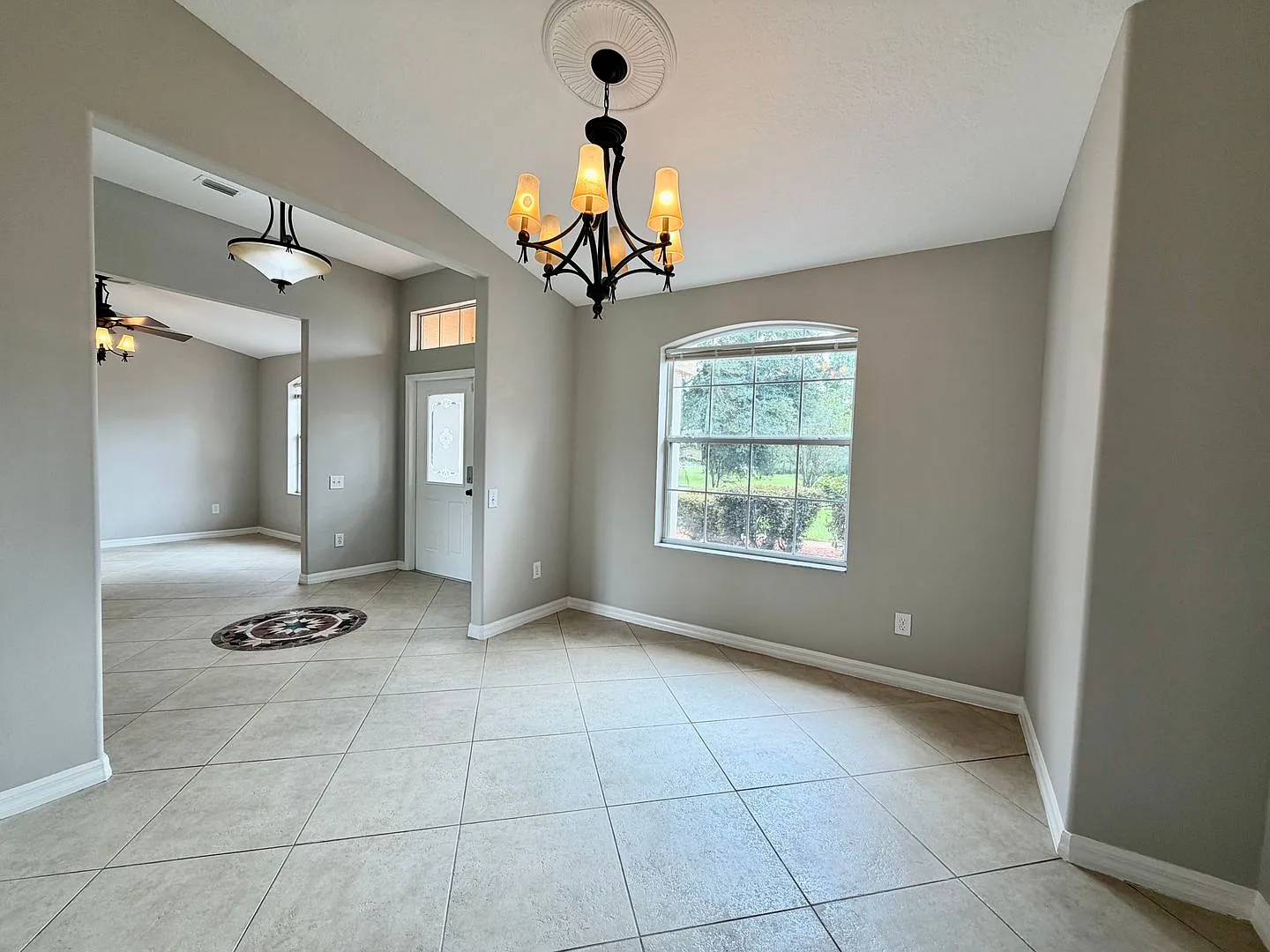 Bloomingfield 4 Bedroom 3 Bathroom 3 Car Garage Home On Large Lot — Photo 3