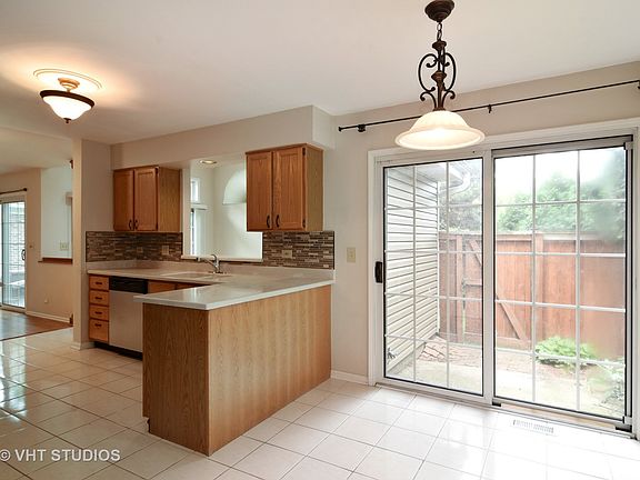 4th image of 2021 N Evergreen Ave #12