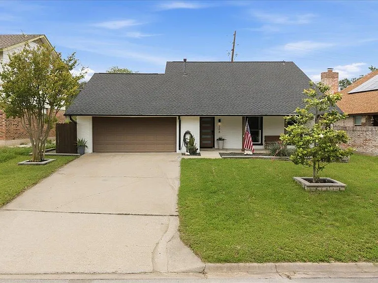 208 Skyloop Dr — Photo 3