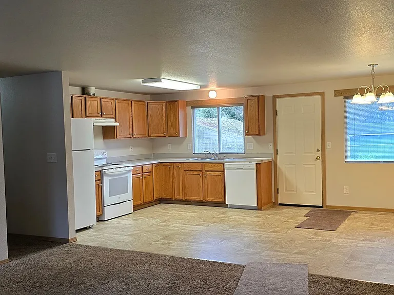 2261 E Crestview Dr — Photo 4