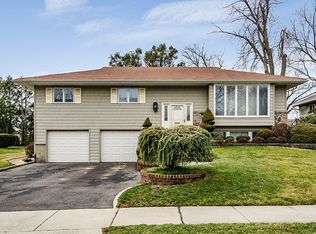 67 Lent Dr, Plainview, NY 11803