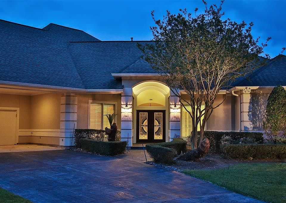 STUNNING 3 BEDROOM HOME IN A SMALL EXCLUSIVE GATED COMMUNITY IN CHAMPION FOREST.