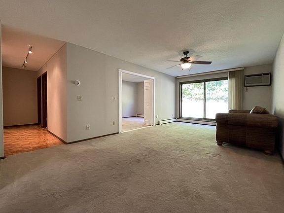 4th image of 215 Barry Ave S