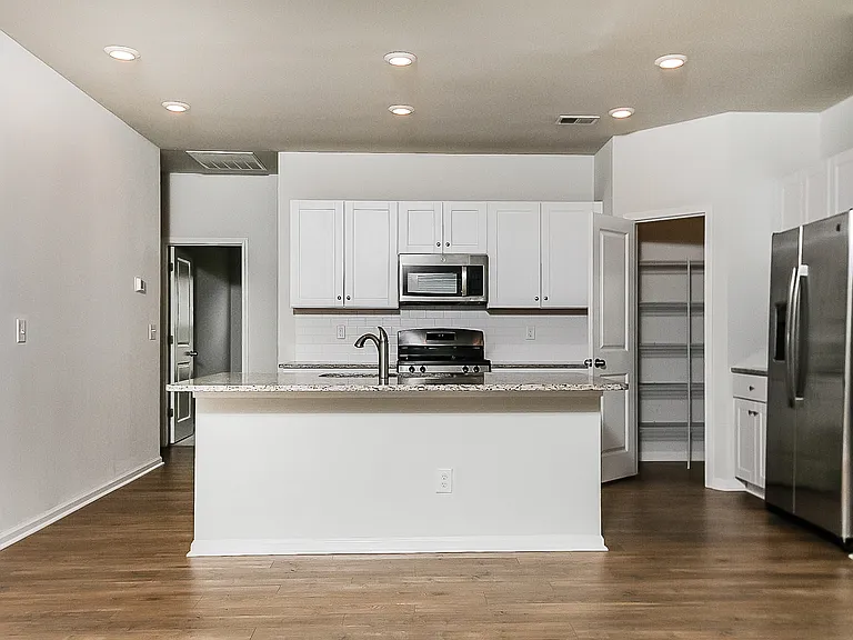 120 S Reindeer Rd — Photo 9