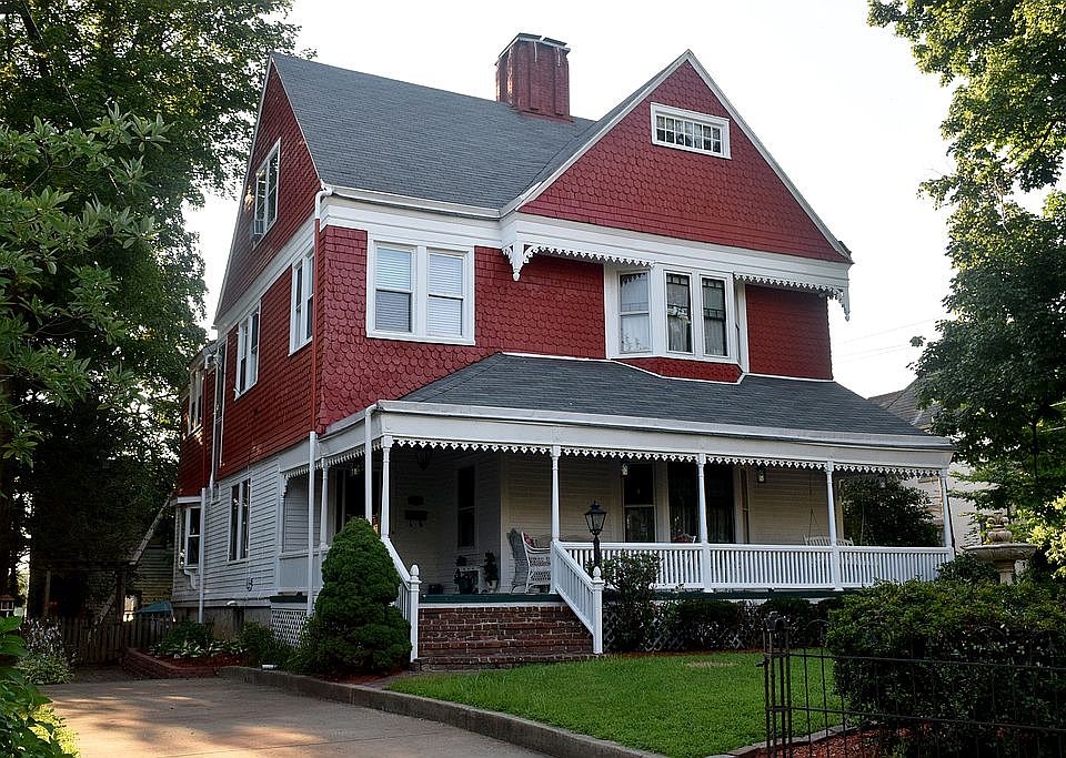 1st image of 1045 Ann St