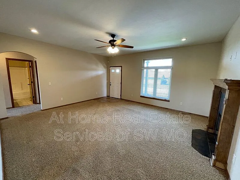 3 bed, 2.0 bath, 1461 sqft, $1,630 — Photo 3
