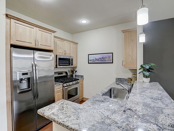 5th image of 625 E Mifflin St Unit 205
