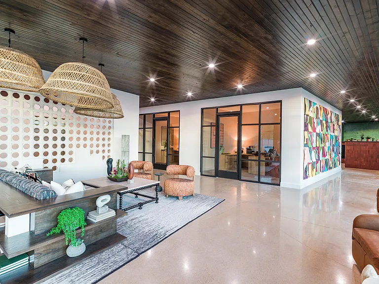 Our amenities cater to your daily needs with functional spaces designed to achieve your business goals by day and entertain friends and family by night.