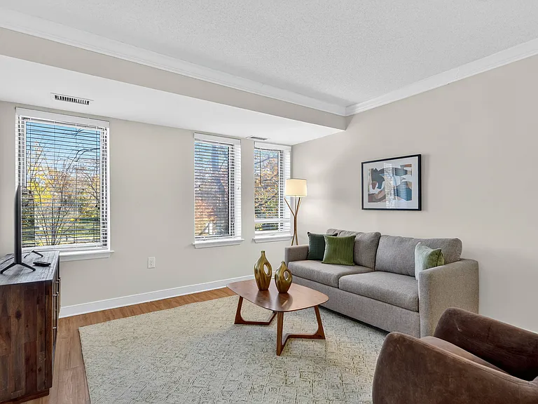 The Saratoga Apartments — Photo 9