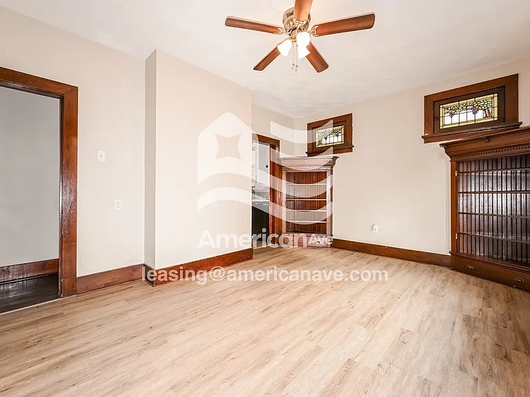 540329_002_living_room_2.jpg