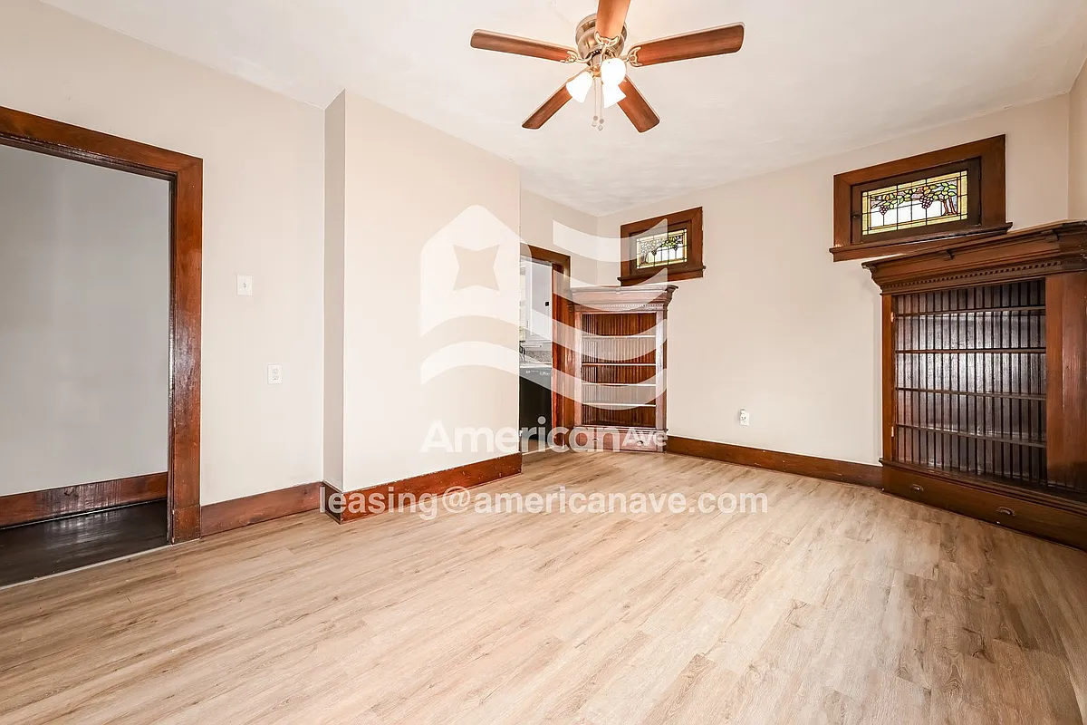 540329_002_living_room_2.jpg - 124 Margaret St