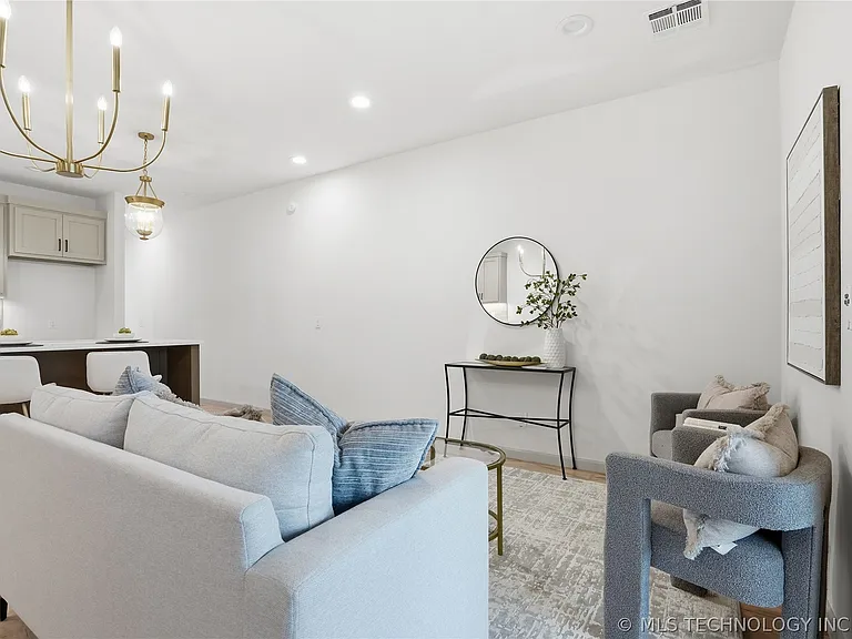 1414 E University Ave — Photo 11