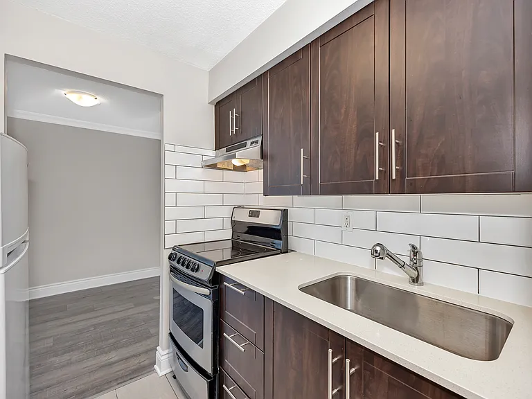 215 Clarence St — Photo 37