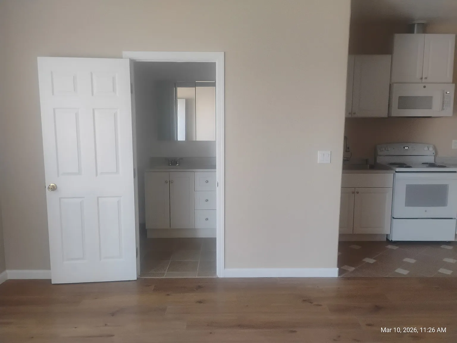 Studio, 700 sqft, $1,700 — Photo 3