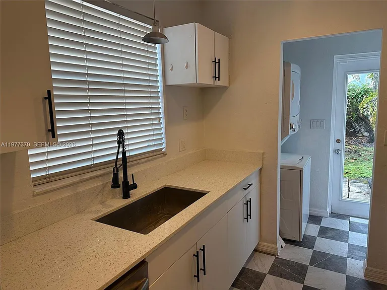 725 Navarre Ave — Photo 7