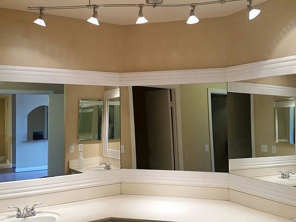 3rd image of 5534 Encino Ave APT 201