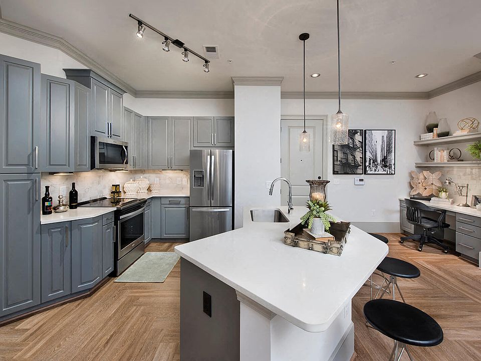 Explore our timelessly elegant 1 and 2 -bedroom apartment homes