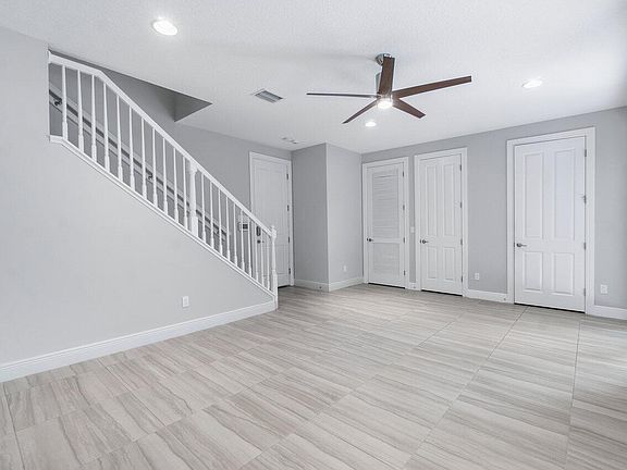 5th image of 604 S Windward Circle S