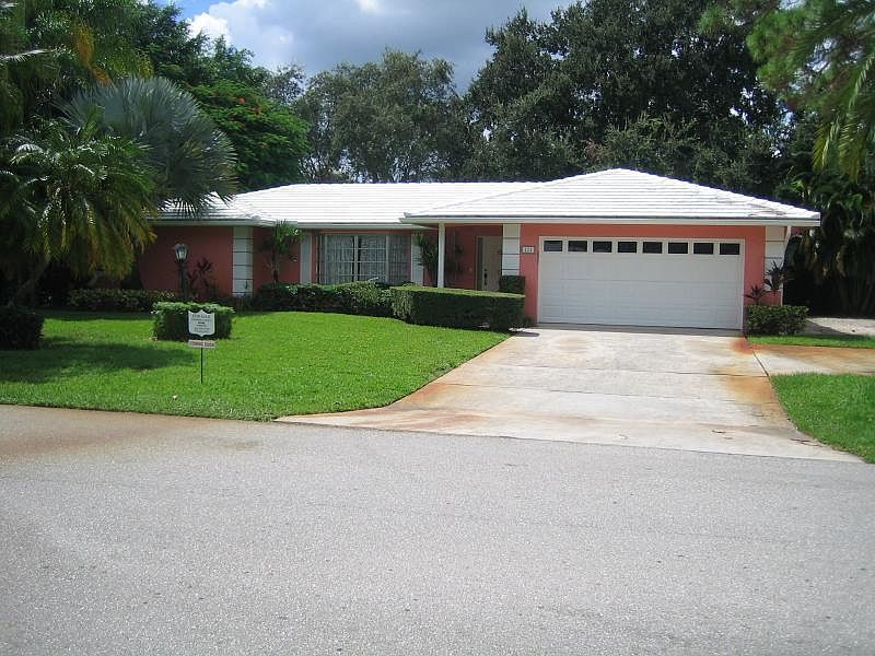 1st image of 121 Golfview Dr