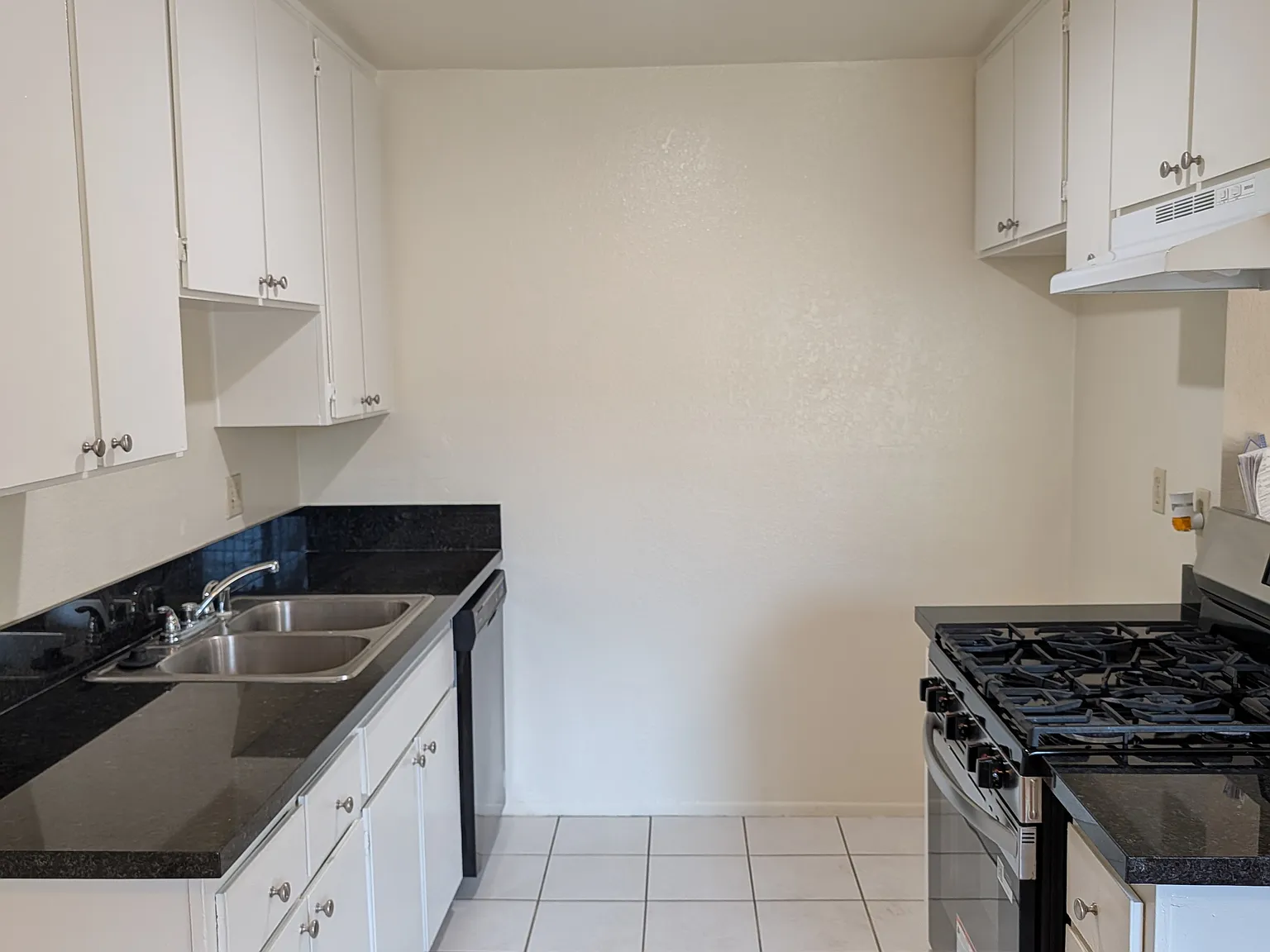 2 bed, 950 sqft, $2,675 — Photo 3